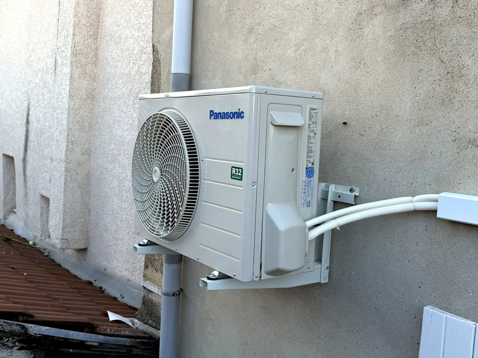 Unité extérieure de climatisation installée par VSD Énergie