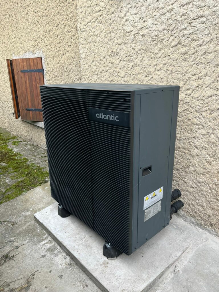 Pompe à chaleur air-eau noire installée par VSD Énergie