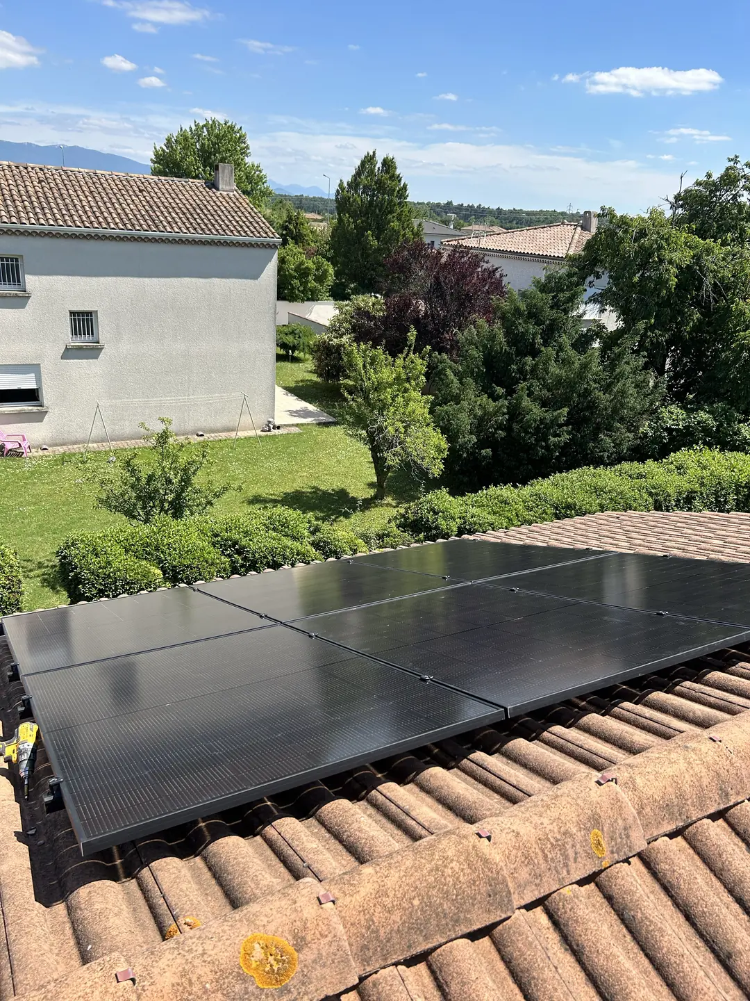 Panneaux photovoltaïques installés sur une toiture par VSD Énergie