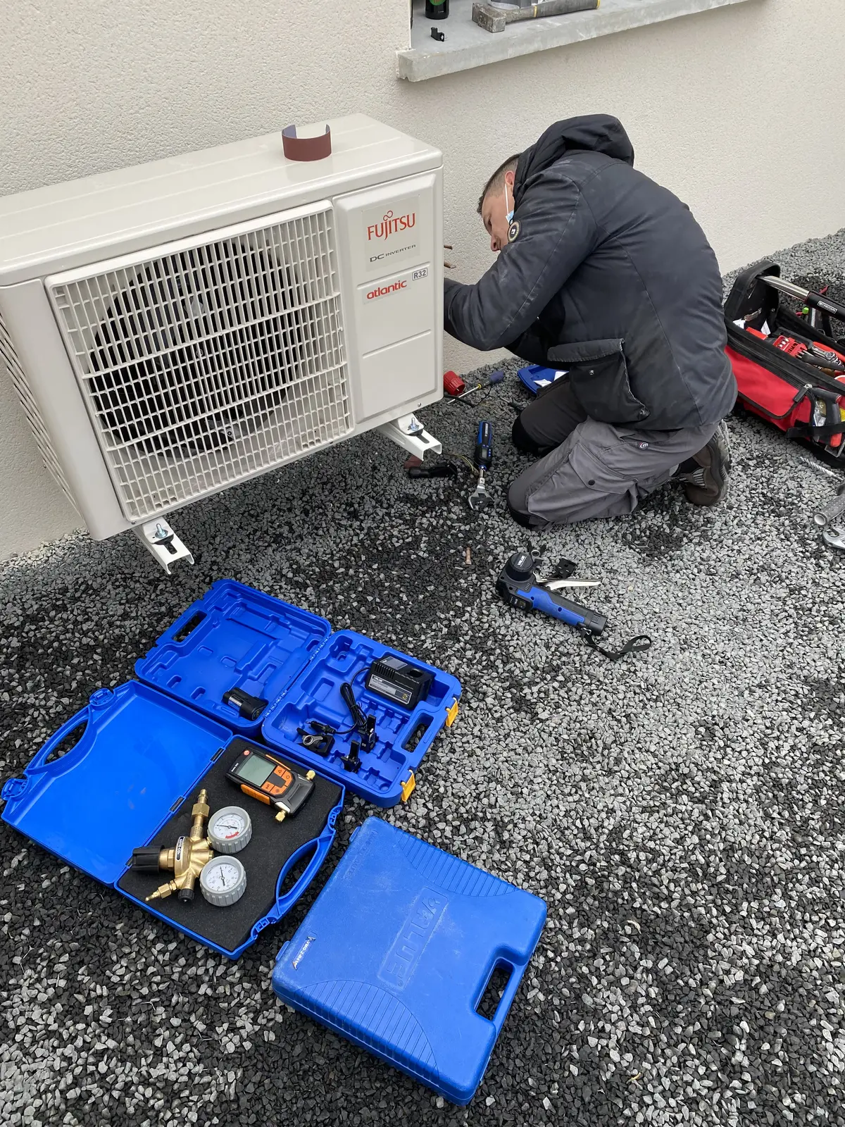 Technicien VSD Énergie réalisant la maintenance d’une pompe à chaleur extérieure