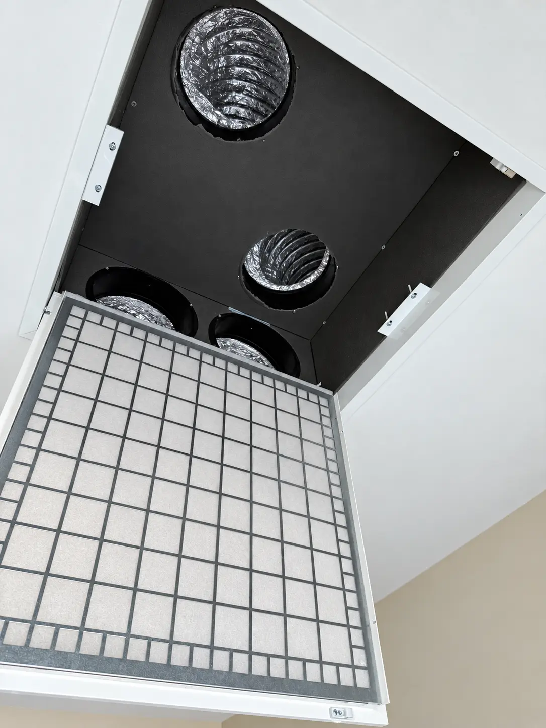 Trappe ouverte donnant accès aux filtres d’une installation gainable
