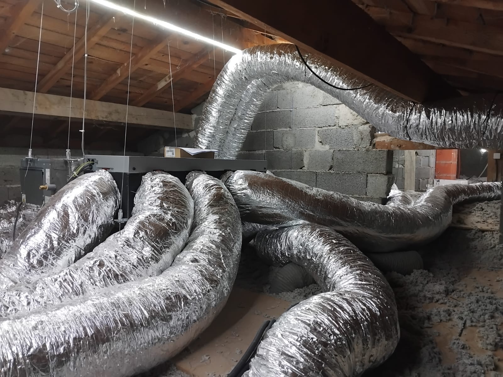 Gaines isolées de climatisation suspendues dans des combles.