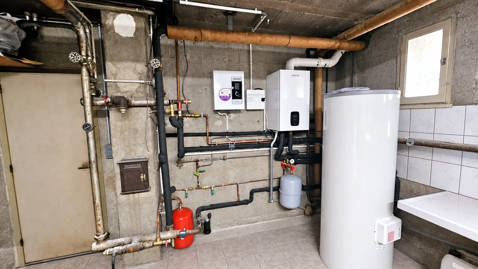 Module hydraulique, ballon et réseau de chauffage dans une chaufferie ; décor nettoyé