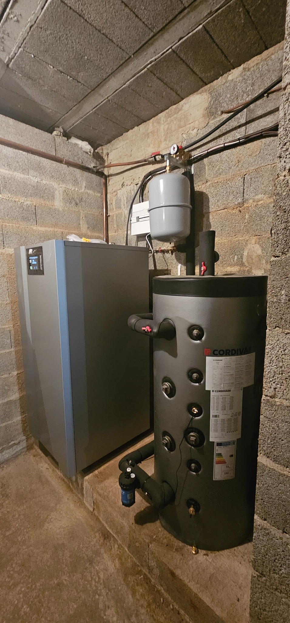 Détail de la pompe à chaleur eau/eau ARKTEOS et de son ballon de stockage dans le local technique