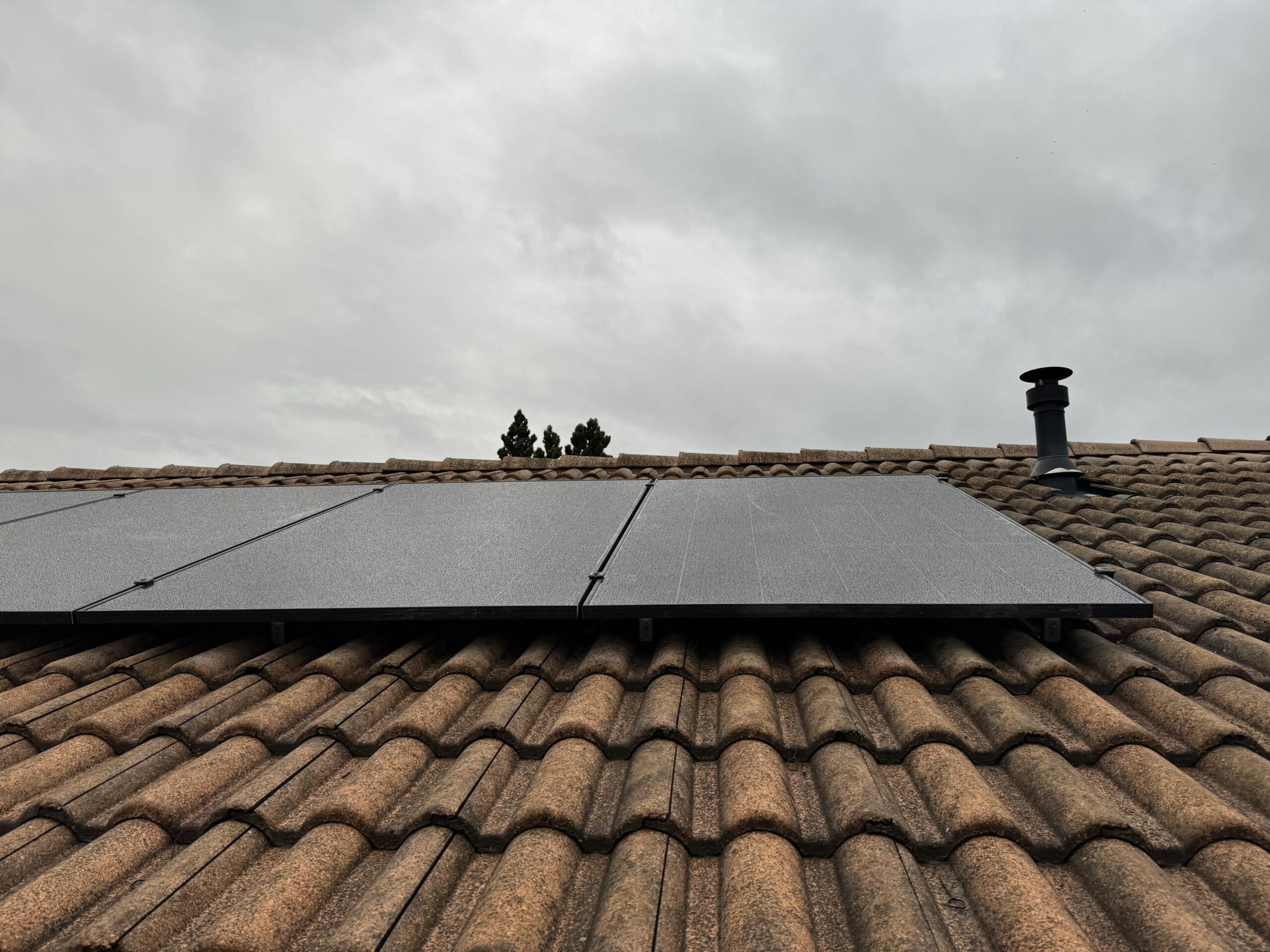 Panneaux solaires photovoltaïques intégrés sur une toiture