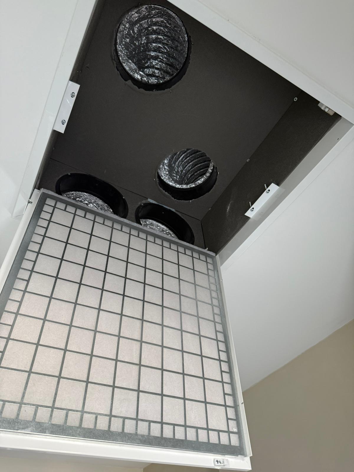Grille filtrante et trappe d’accès d’une installation gainable.