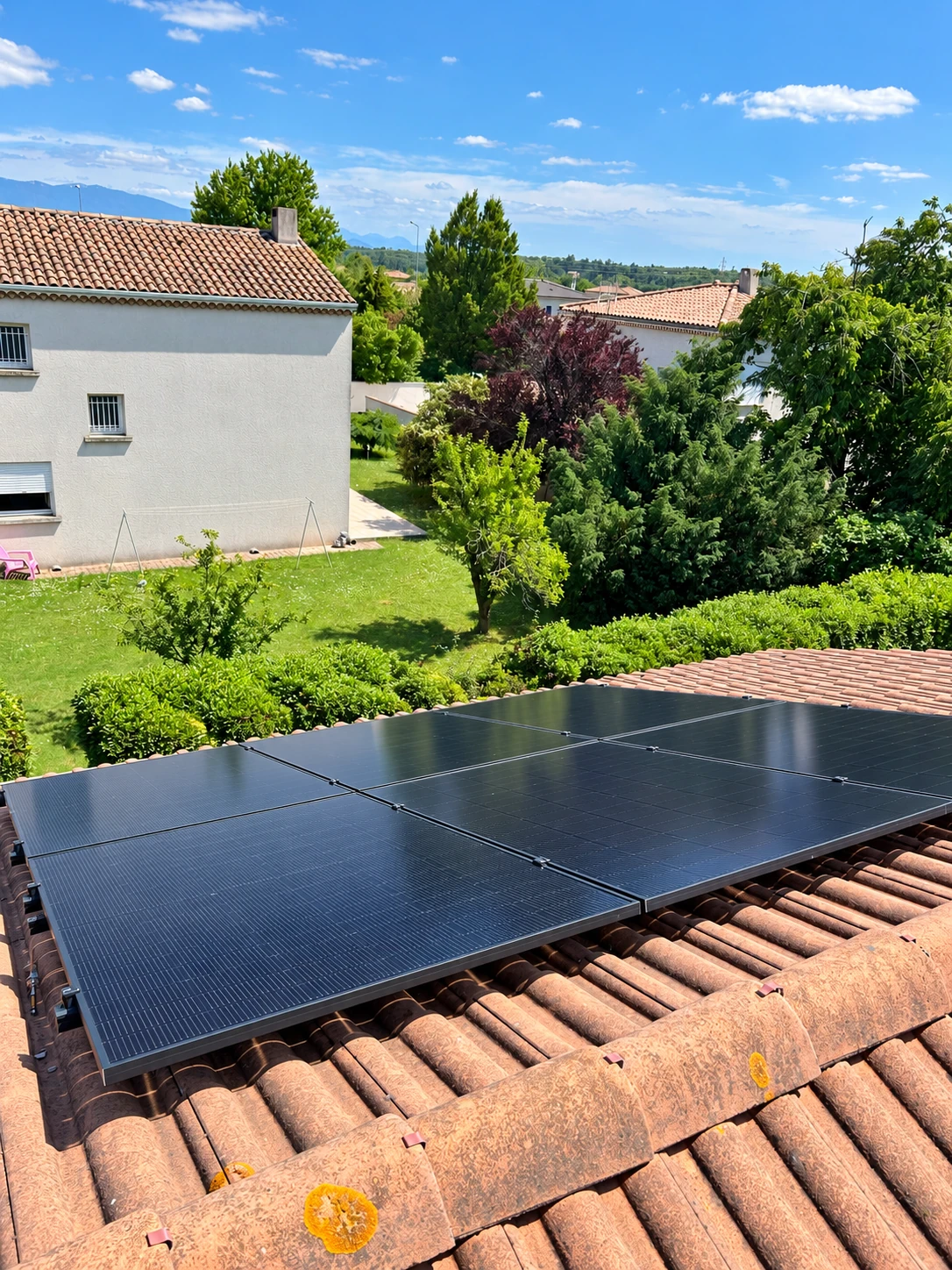 Panneaux photovoltaïques installés sur une toiture en tuiles — VSD Énergie