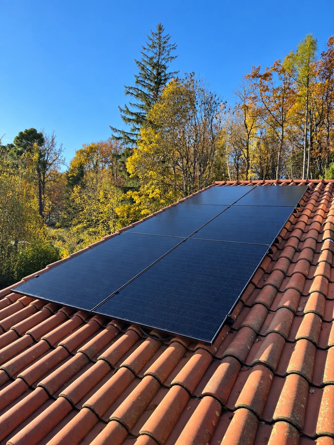 Champ de panneaux photovoltaïques installé sur toiture — VSD Énergie