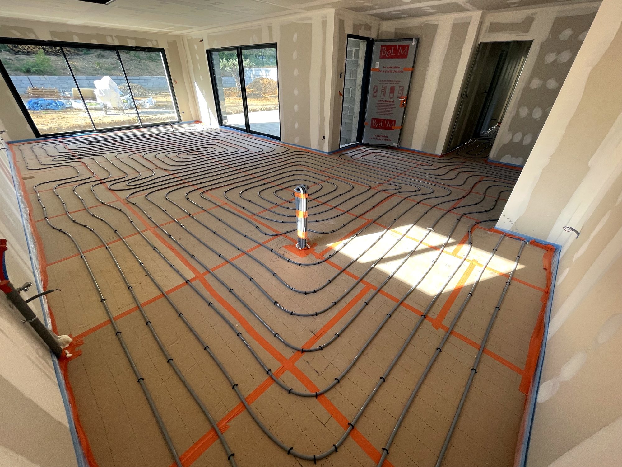 Installation d’un plancher chauffant hydraulique dans la Drôme, compatible avec une pompe à chaleur.