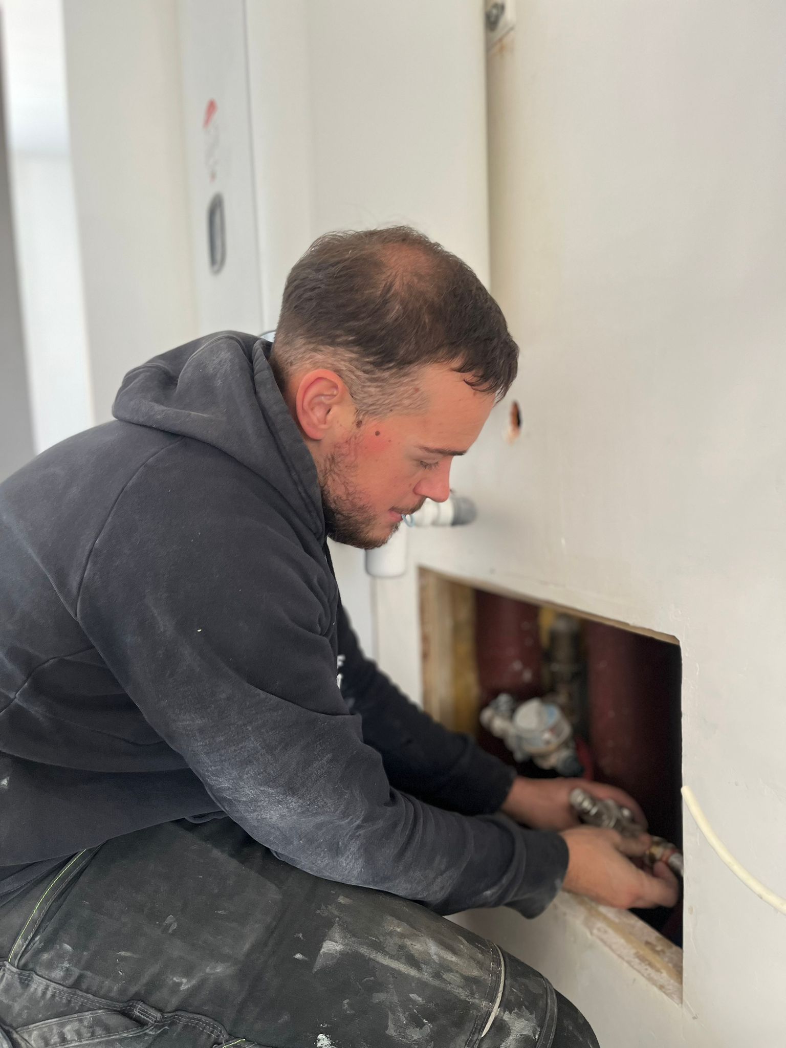 Technicien VSD intervenant sur une installation de plomberie