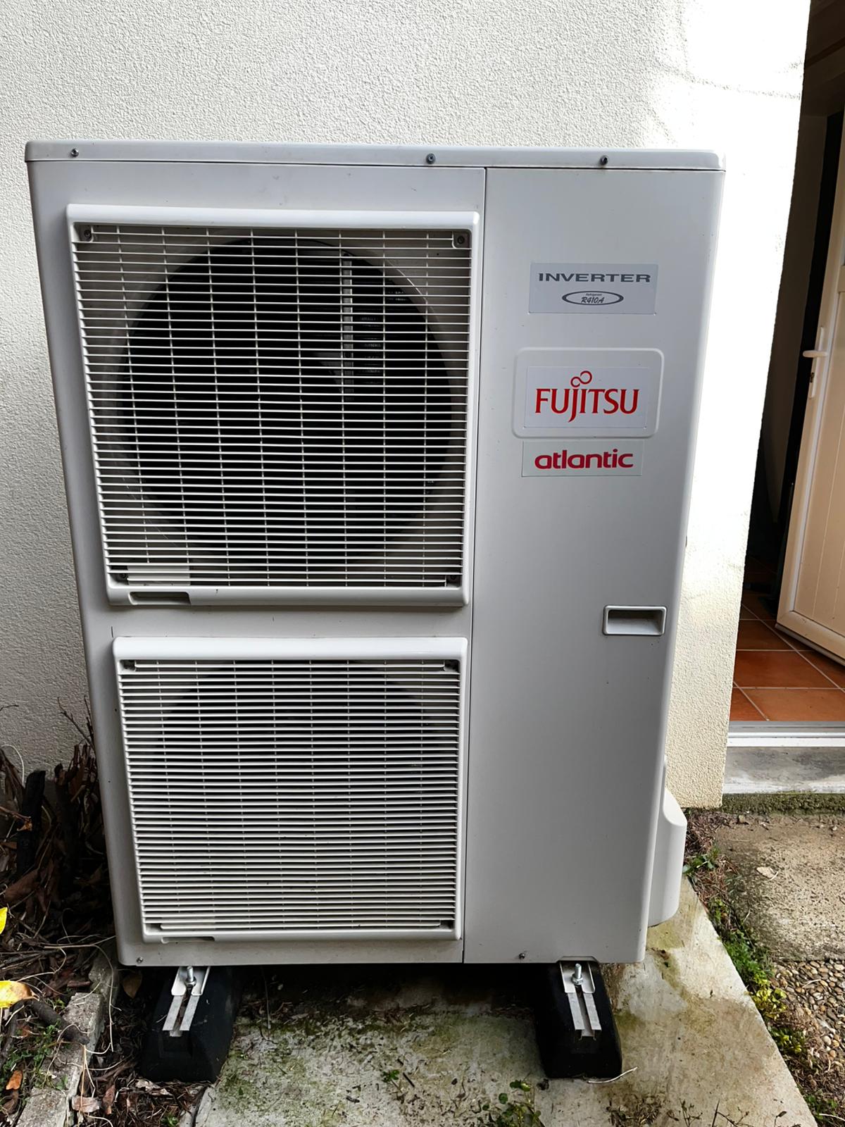 Unité extérieure Atlantic Fujitsu à deux ventilateurs vue de face