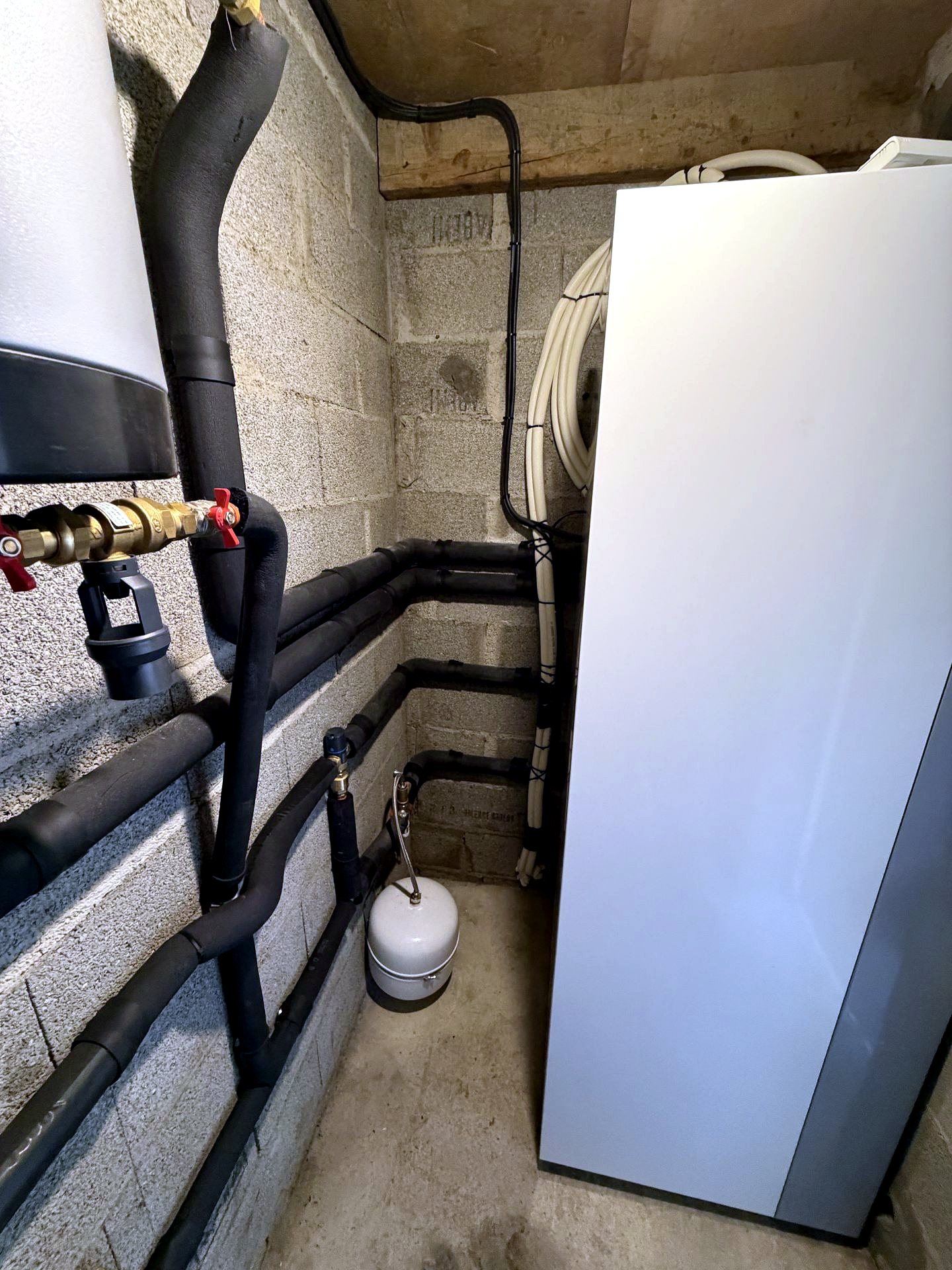 Module intérieur de pompe à chaleur et raccordements hydrauliques isolés