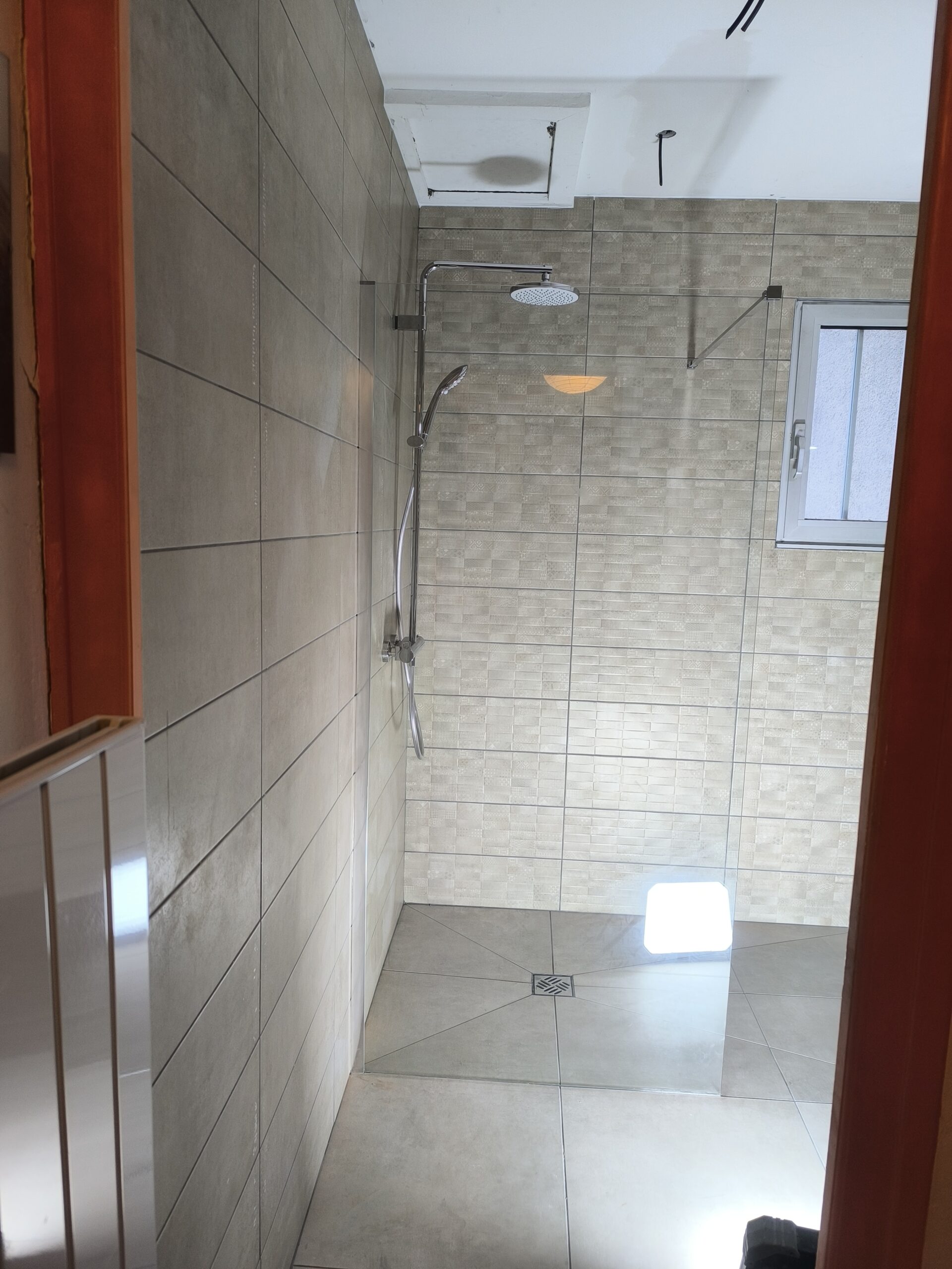 Salle d’eau contemporaine — Salle de bains VSD Énergie