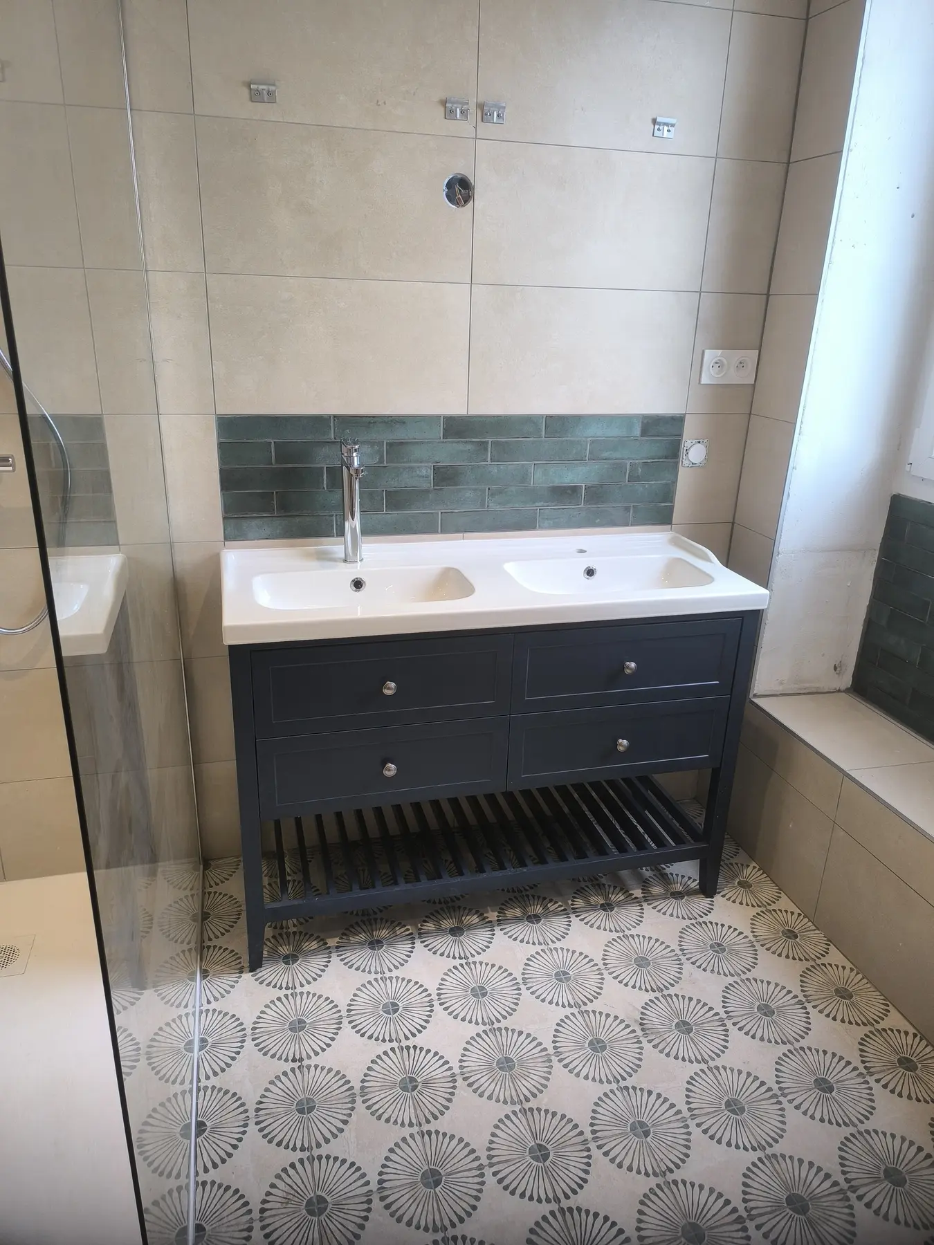 Meuble vasque et carrelage dans une salle de bains rénovée