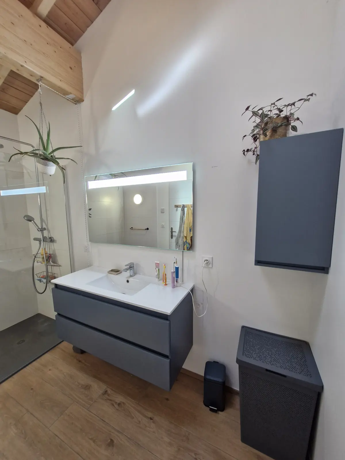 Meuble vasque et robinetterie : exemple de rénovation sanitaire VSD