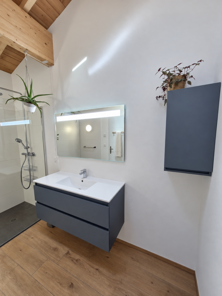 Meuble vasque et miroir dans une salle de bains rénovée