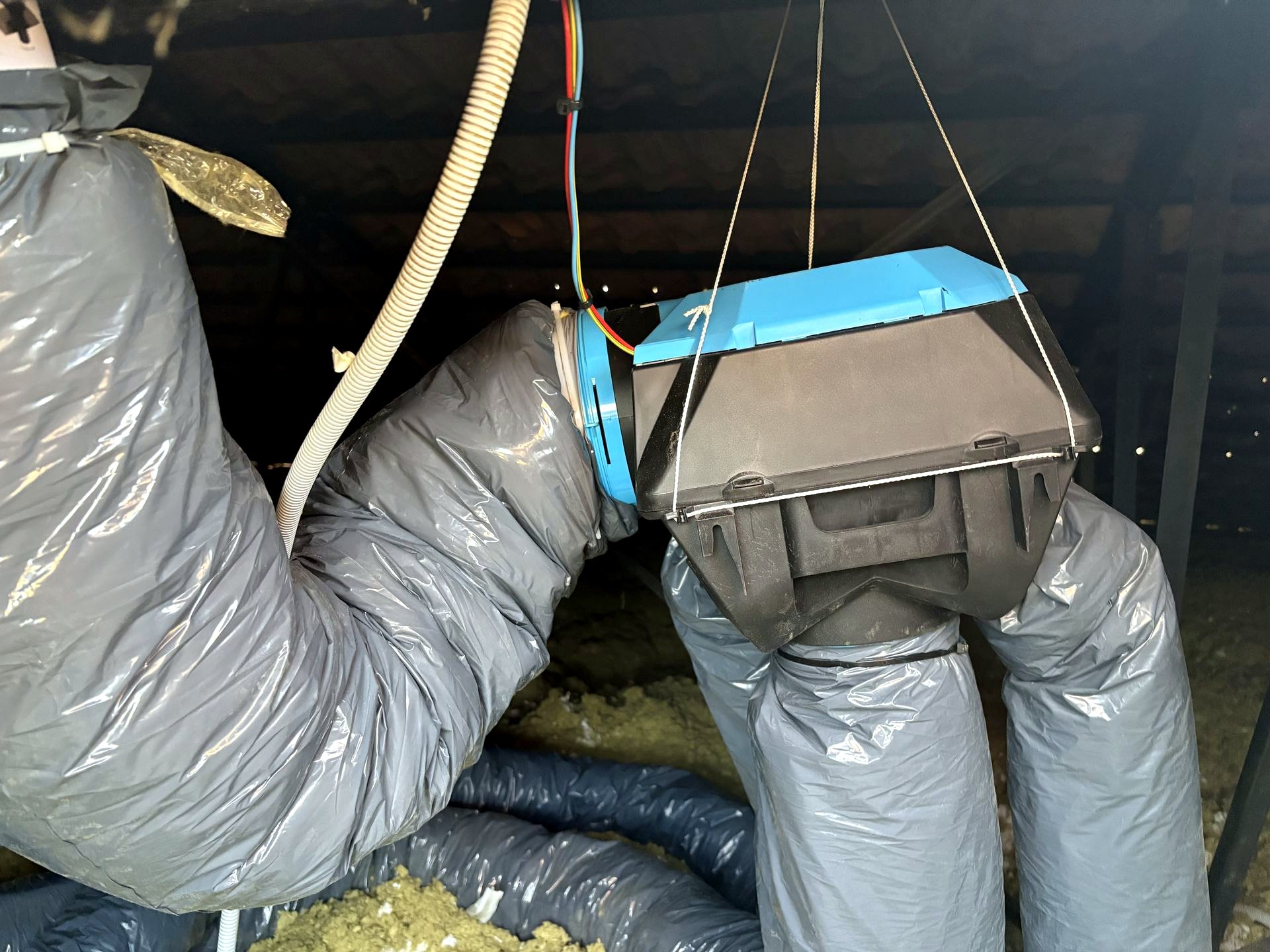 Caisson de VMC hygroréglable raccordé à son réseau de ventilation
