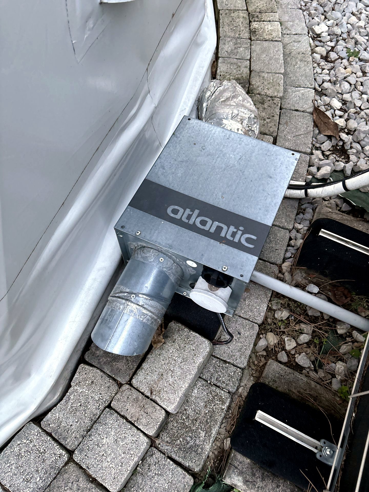 Groupe de VMC Atlantic installé en extérieur sur une toiture