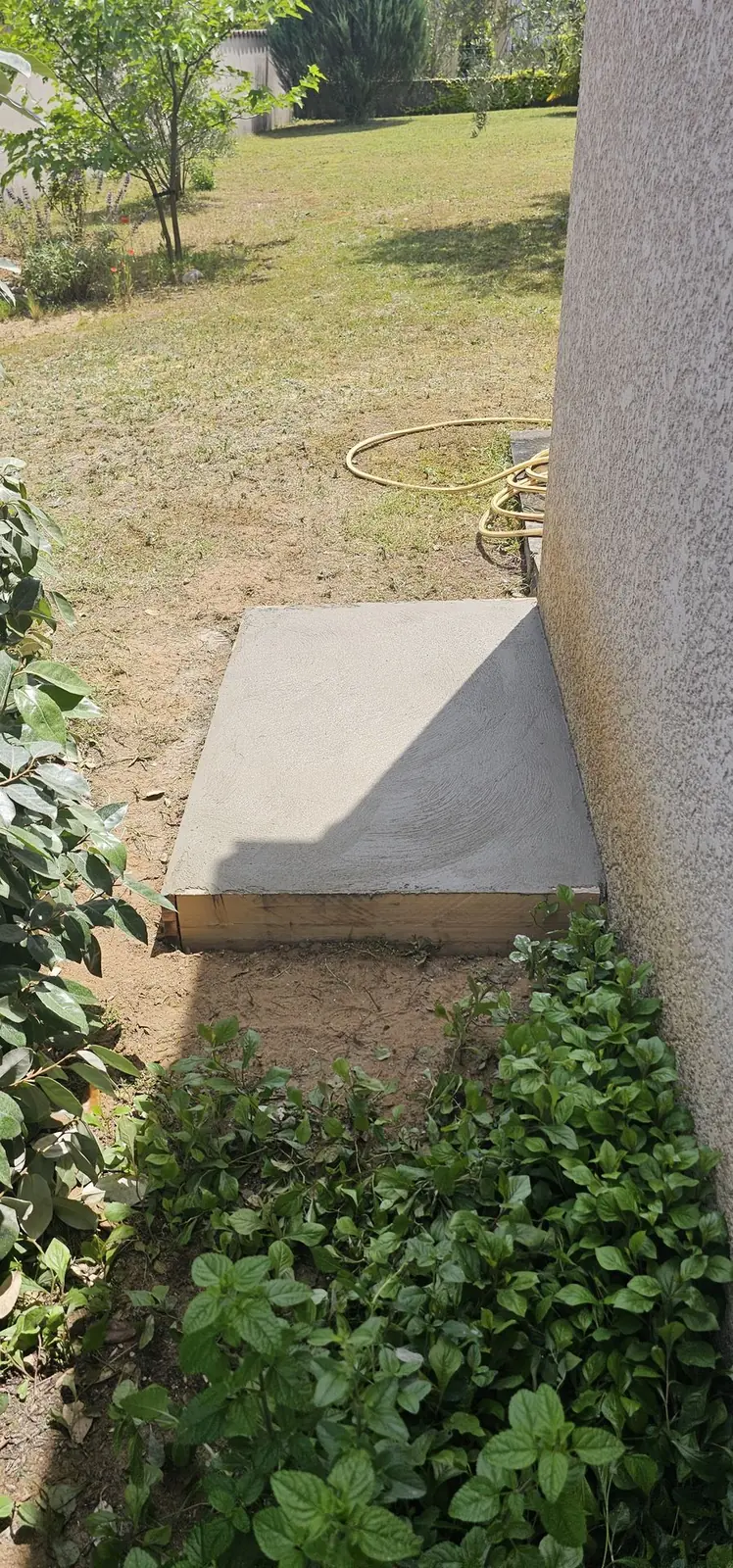 Socle en béton préparé pour accueillir un équipement extérieur