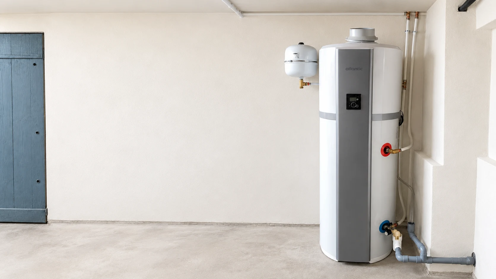 Chauffe-eau thermodynamique Atlantic dans son local — décor retouché et cadrage élargi