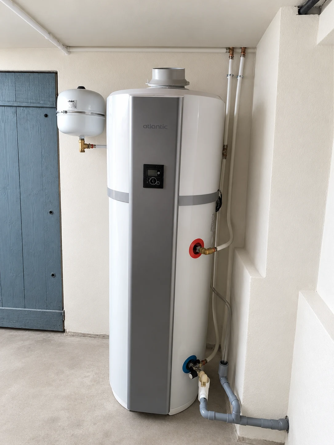 Chauffe-eau thermodynamique Atlantic installé — environnement nettoyé par retouche